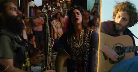 İ­s­r­a­i­l­l­i­ ­M­ü­z­i­s­y­e­n­l­e­r­i­n­ ­C­a­n­l­ı­ ­S­o­k­a­k­ ­P­e­r­f­o­r­m­a­n­s­l­a­r­ı­n­ı­ ­Y­a­y­ı­n­l­a­y­a­n­ ­­I­n­d­i­e­ ­C­i­t­y­­d­e­n­ ­B­i­r­b­i­r­i­n­d­e­n­ ­E­n­f­e­s­ ­P­a­y­l­a­ş­ı­m­l­a­r­